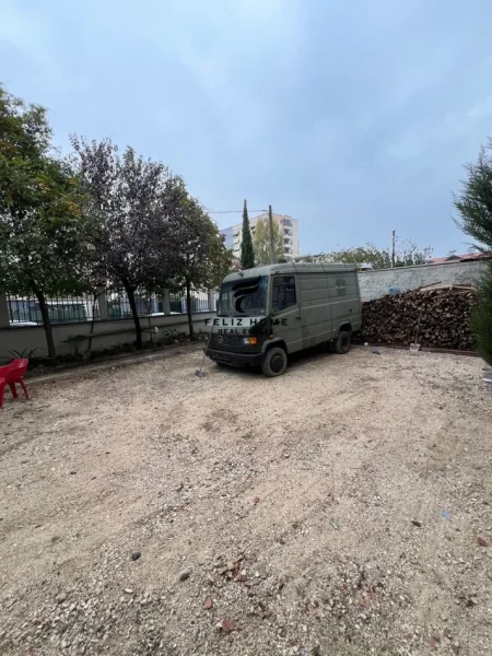 Tirane, jepet me qera magazine Kati 0, 368 m² 2.500 € (YZBERISHT)