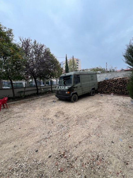 Tirane, jepet me qera magazine Kati 0, 368 m² 2.500 € (YZBERISHT)