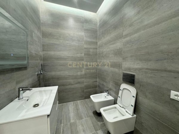 Tirane, shes zyre Kati 1, 100 m² 225.000 € (21 Dhjetori, Prane Square 21)