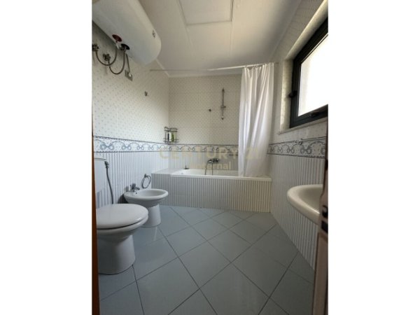 Tirane, jepet me qera apartament 3+1+Ballkon Kati 4, 170 m² 1.500 € (Rruga Sami Frasheri, Liqeni i Tiranës)