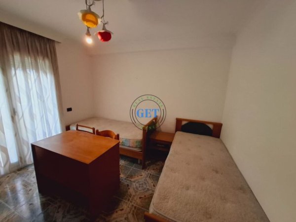 Durres, jepet me qera apartament 2+1+Ballkon Kati 4, 400 € (Qender)