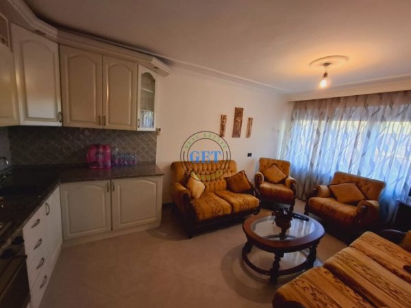Durres, jepet me qera apartament 2+1+Ballkon Kati 4, 400 € (Qender)