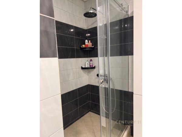 Tirane, shes apartament 2+1+Ballkon Kati 5, 115 m² 220.000 € (Rruga Bardhyl)