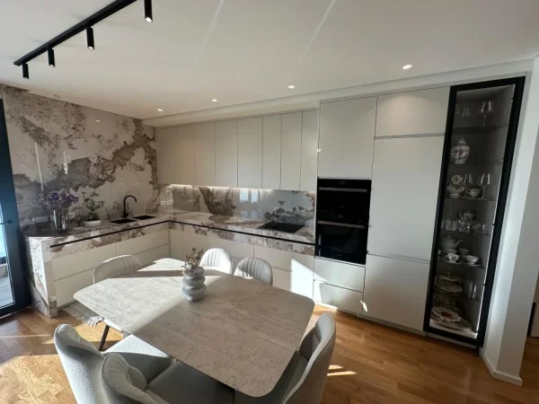 Tirane, jepet me qera apartament 3+1+Aneks+Ballkon Kati 3, 152 m² 2.300 € (TEG)