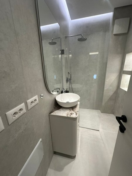 Tirane, jepet me qera apartament 3+1+Ballkon , 150 m² 2.300 € (TEG)