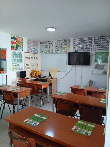 Tirane, shitet dyqan Kati 0, 50 m² 120.000 € (RRUGA XHANFIZE KEKO)