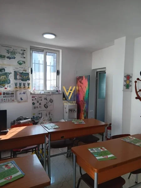 Tirane, shitet dyqan Kati 0, 50 m² 120.000 € (RRUGA XHANFIZE KEKO)