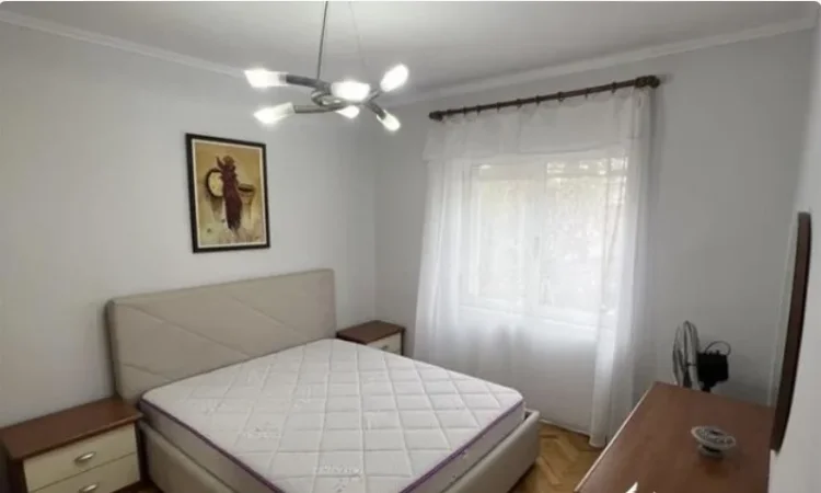 Tirane, jepet me qera apartament 2+1 Kati 1, 89 m² 700 € (Rruga fortuzi)