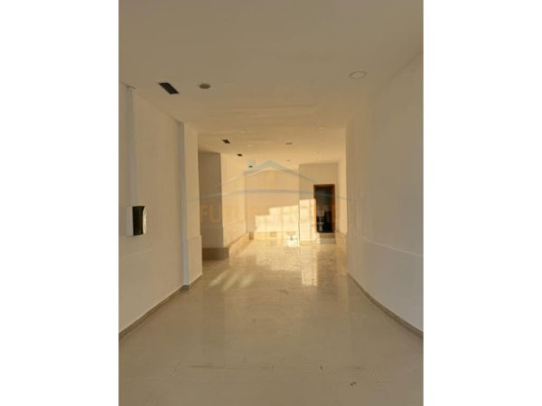 Tirane, jepet me qera ambjent biznesi Kati 0, 103 m² 800 € (Pjeter Budi)