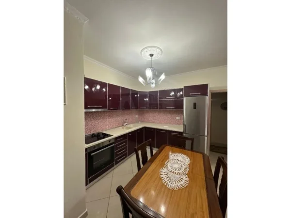 Tirane, jepet me qera apartament 2+1+Aneks+Ballkon Kati 3, 100 m² 500 € (Jata Market Astir)