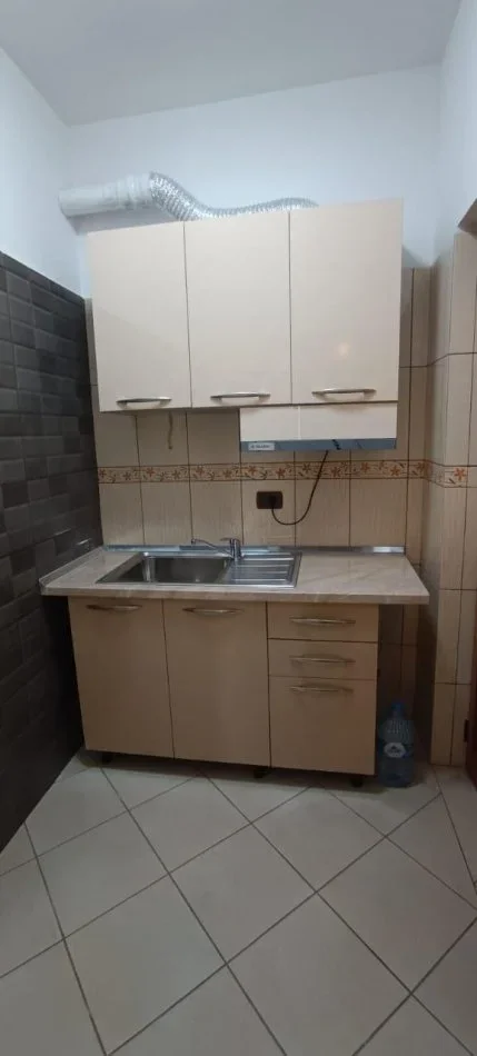 Tirane, jepet me qera apartament 1+1 Kati 2, 70 m² 350 € (Rruga halit xhakrosa)