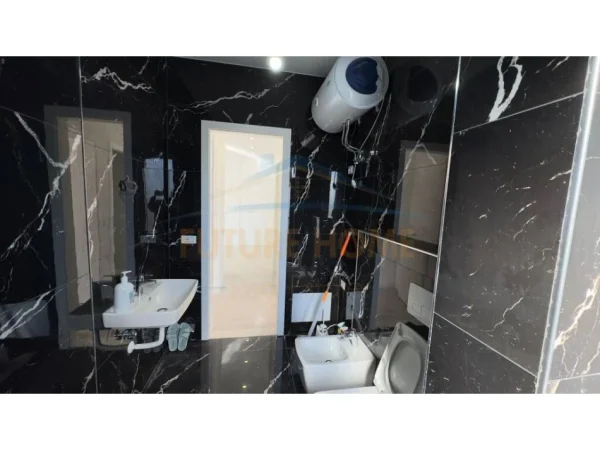 Tirane, shitet apartament 2+1+Ballkon Kati 5, 92 m² 225.000 € (Stacioni i Trenit)