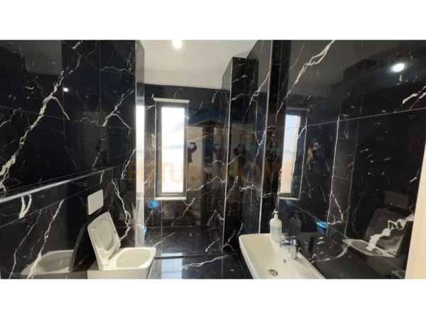 Tirane, shitet apartament 2+1+Ballkon Kati 5, 92 m² 225.000 € (Stacioni i Trenit)