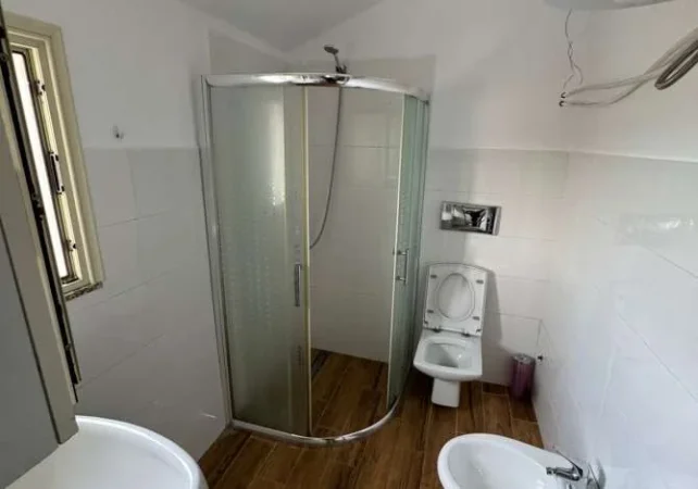 Tirane, jepet me qera apartament 1+1 Kati 5, 90 m² 250 € (21 dhjetori)