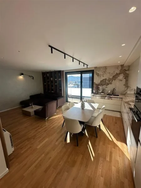 Tirane, jepet me qera apartament 3+1+Ballkon Kati 2, 148 m² 2.300 € (TEG)