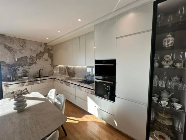 Tirane, jepet me qera apartament 3+1+Ballkon Kati 2, 148 m² 2.300 € (TEG)