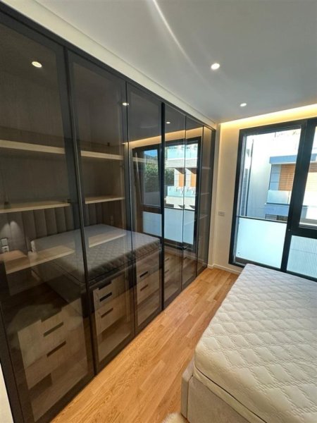 Tirane, jepet me qera apartament 3+1+Ballkon Kati 2, 148 m² 2.300 € (TEG)