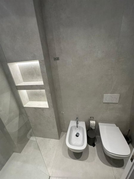 Tirane, jepet me qera apartament 3+1+Ballkon Kati 2, 148 m² 2.300 € (TEG)