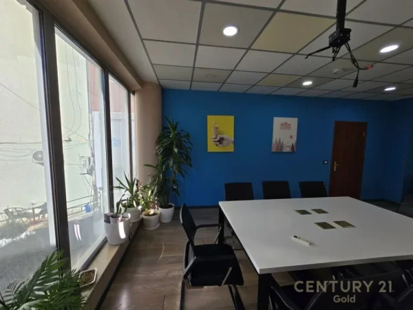 Tirane, jepet me qera zyre Kati 1, 305 m² 3.500 € (Rruga e Dibrës)