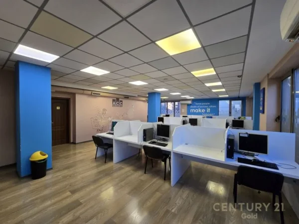 Tirane, jepet me qera zyre Kati 1, 305 m² 3.500 € (Rruga e Dibrës)