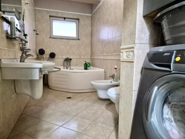 Tirane, shes apartament 1+1+Aneks+Ballkon Kati 12, 110 m² 172.000 € (KOMUNA PARISIT)