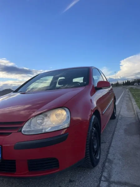 Tirane, shitet makine Golf V 1.9 TDI Nafte, e kuqe manuale Kondicioner 360 km 3.200 €