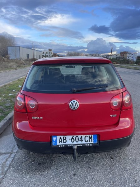Tirane, shitet makine Golf V 1.9 TDI Nafte, e kuqe manuale Kondicioner 360 km 3.200 €