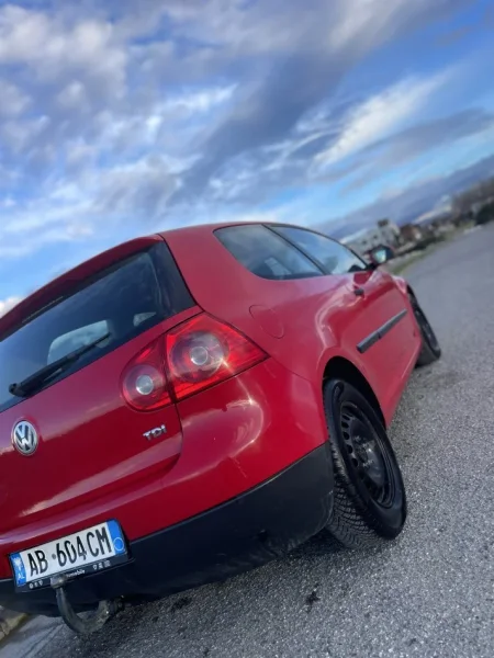 Tirane, shitet makine Golf V 1.9 TDI Nafte, e kuqe manuale Kondicioner 360 km 3.200 €