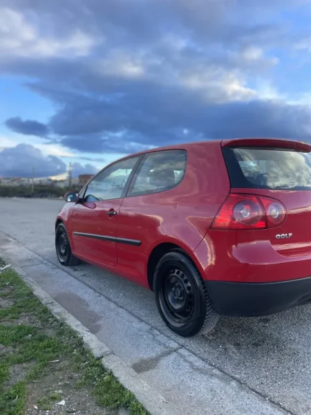 Tirane, shitet makine Golf V 1.9 TDI Nafte, e kuqe manuale Kondicioner 360 km 3.200 €