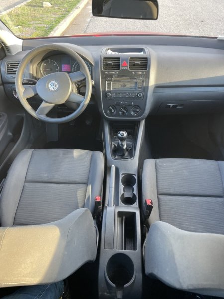 Tirane, shitet makine Golf V 1.9 TDI Nafte, e kuqe manuale Kondicioner 360 km 3.200 €