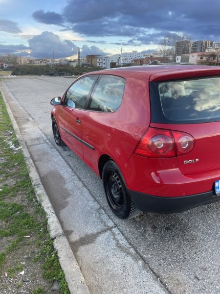 Tirane, shitet makine Golf V 1.9 TDI Nafte, e kuqe manuale Kondicioner 360 km 3.200 €
