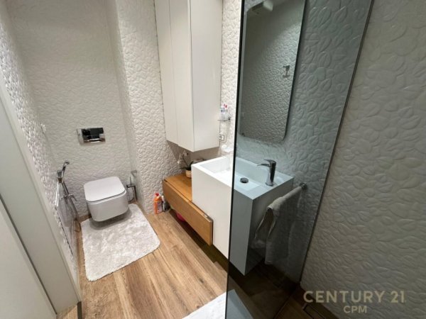 Tirane, jap me qera apartament 2+1+2+Post Parkimi , 100 m² 2.500 € (Myslym Shyri)
