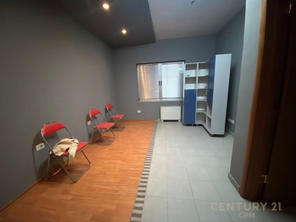 Tirane, jap me qera zyre , 210 m² 3.500 € (Qendra Tregtare ETC)