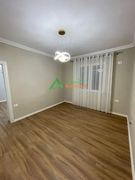 Tirane, shitet apartament 1+1+Ballkon Kati 4, 49 m² 125.000 € (Rruga e Durresit)