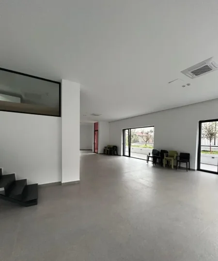 Tirane, jepet me qera ambjent biznesi Kati 0, 200 m² 3.000 € (Xibraku)