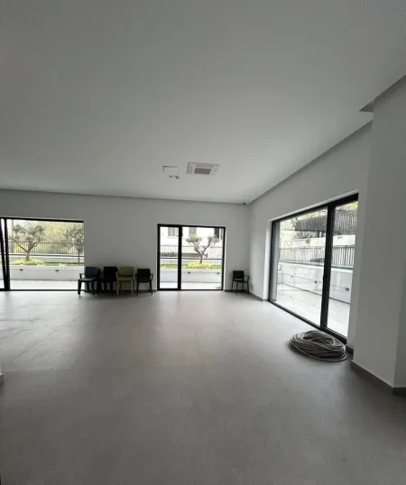 Tirane, jepet me qera ambjent biznesi Kati 0, 200 m² 3.000 € (Xibraku)