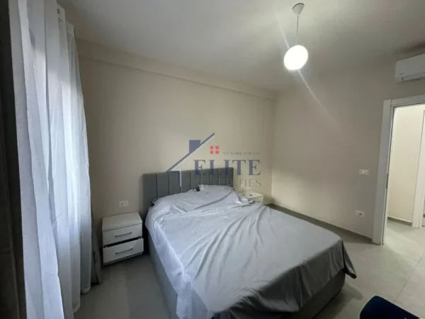 Tirane, jepet me qera apartament 1+1+Ballkon Kati 2, 56 m² 600 € (Kopshti Botanik)