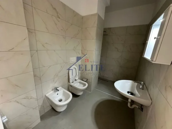 Tirane, jepet me qera apartament 1+1+Ballkon Kati 2, 56 m² 600 € (Kopshti Botanik)