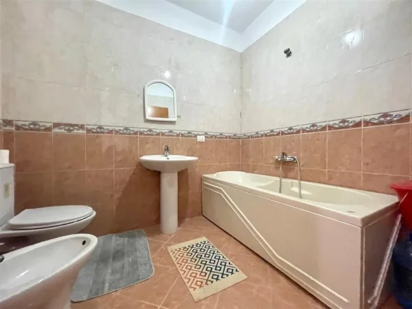 Tirane, shitet apartament 2+1+Ballkon Kati 4, 116 m² 210.000 € (Stacioni i Trenit)