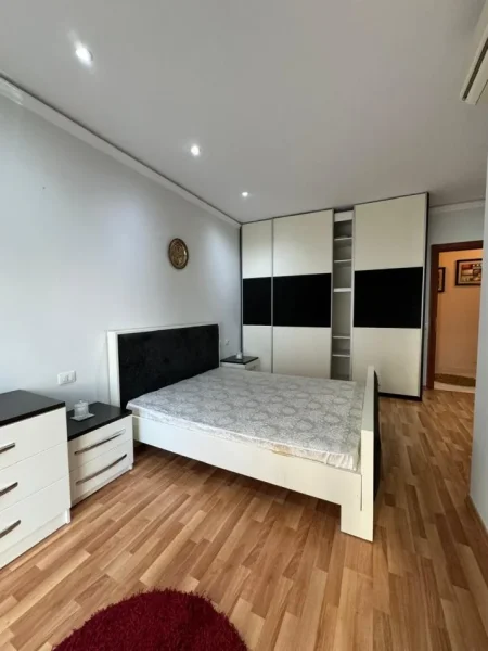 Tirane, jepet me qera apartament 2+1+Ballkon Kati 4, 100 m² 600 € (Apartament 2+1 me qera)