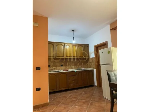 58000 ALL, JEPET ME QERA APARTAMENT 2+1, ALI DEM PRANE DREJTORISE SE POLICISE, ID: Billion3205