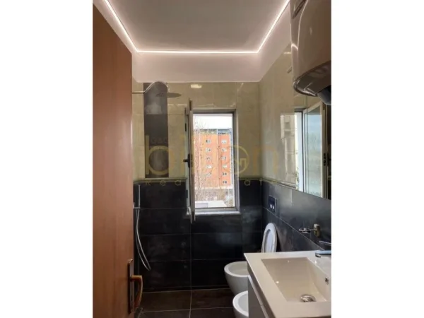 58000 ALL, JEPET ME QERA APARTAMENT 2+1, ALI DEM PRANE DREJTORISE SE POLICISE, ID: Billion3205