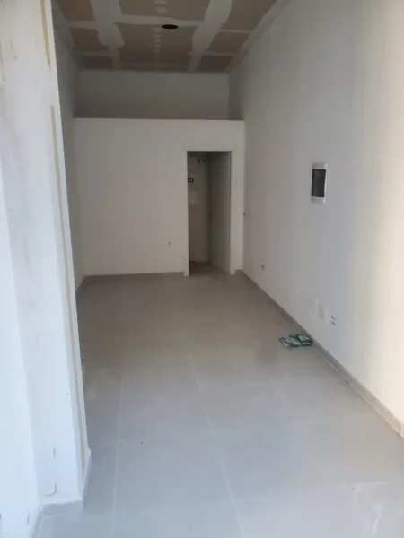 Tirane, jepet me qera magazine Kati 0, 60 m² 400 € (Blloku i Ambasadave)