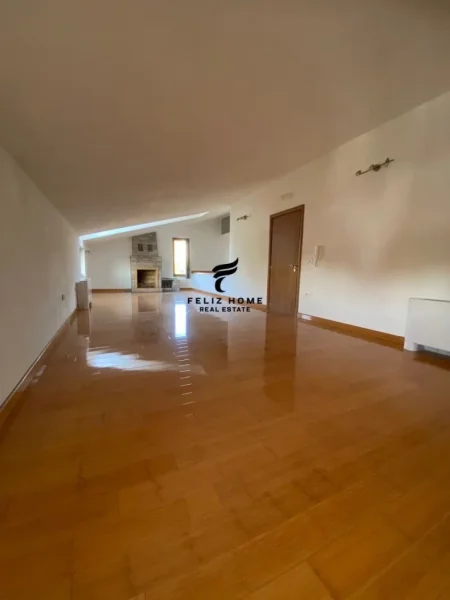 Tirane, jepet me qera Vile 4 Katshe , 630 m² 6.000 € (LIQENI ARTIFICIAL)