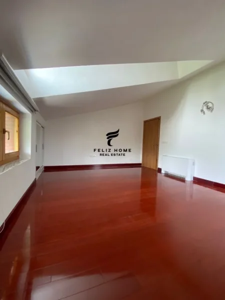 Tirane, jepet me qera Vile 4 Katshe , 630 m² 6.000 € (LIQENI ARTIFICIAL)