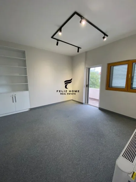 Tirane, jepet me qera Vile 4 Katshe , 630 m² 6.000 € (LIQENI ARTIFICIAL)