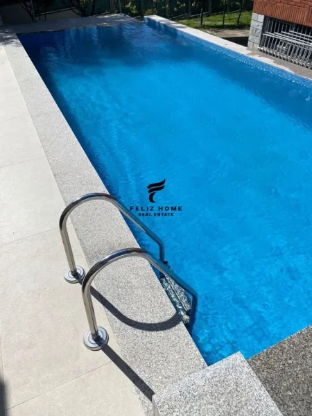 Tirane, jepet me qera Vile 4 Katshe , 630 m² 6.000 € (LIQENI ARTIFICIAL)