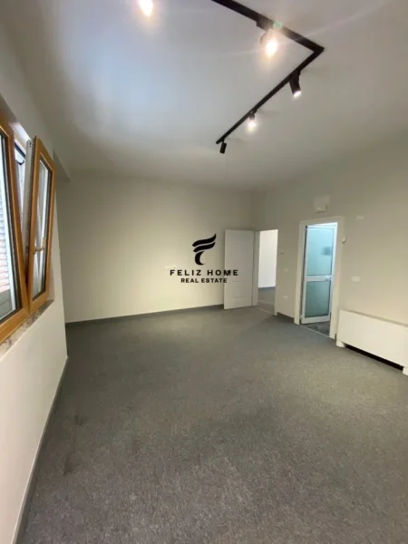 Tirane, jepet me qera Vile 4 Katshe , 630 m² 6.000 € (LIQENI ARTIFICIAL)