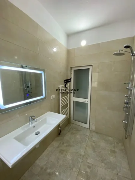 Tirane, jepet me qera Vile 4 Katshe , 630 m² 6.000 € (LIQENI ARTIFICIAL)