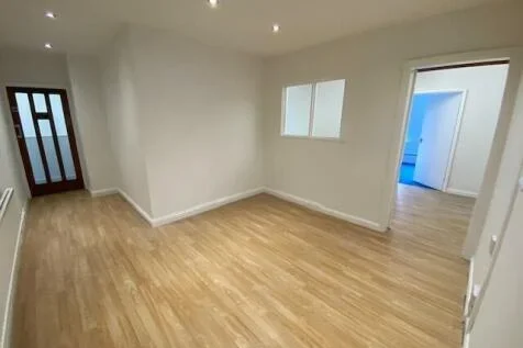 Tirane, jepet me qera zyre Kati 4, 126 m² (Ish-Ekspozita)